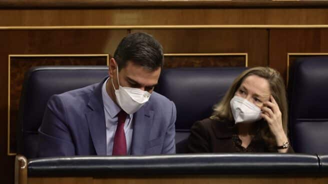 El "pacto de rentas" de Sánchez deberá subir los salarios, pero menos que la inflación El presidente del Gobierno, Pedro Sánchez y la vicepresidenta primera y ministra de Asuntos Económicos y Transformación Digital, Nadia Calviño, en un pleno en el Congreso.
