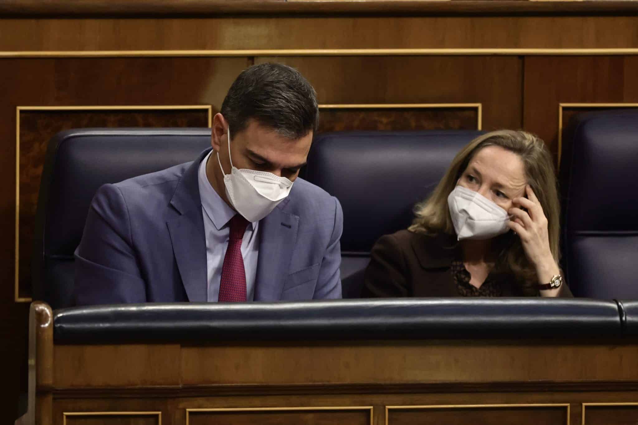 El presidente del Gobierno, Pedro Sánchez y la vicepresidenta primera y ministra de Asuntos Económicos y Transformación Digital, Nadia Calviño, en un pleno en el Congreso.