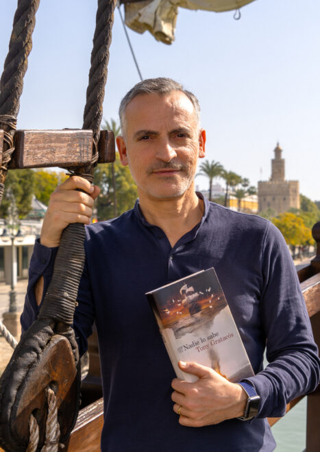 Tony Gratacós con su libro.