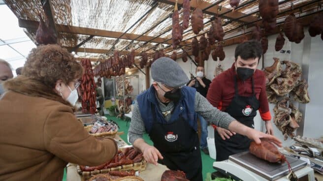 Un empleado pesa una pieza de butelo en la XXV Feria de Butelo, en Fonsagrada, Lugo, Galicia.