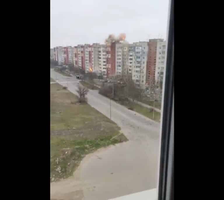 Putin incumple su palabra y bombardea edificios residenciales en Jersón