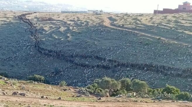 dos-mil-inmigrantes-intentan-entrar-salto-melilla-mas-numeroso Centenares de subsaharianos, dirigiéndose esta mañana al perímetro fronterizo por la zona del monte Gurugú.