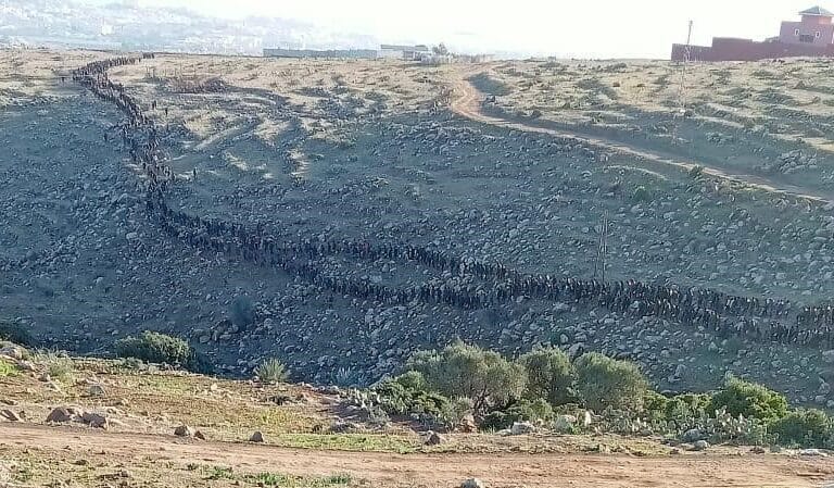 Dos mil inmigrantes intentan entrar en Melilla en el salto más numeroso en años