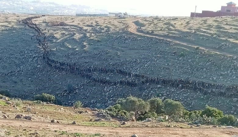 Centenares de subsaharianos, dirigiéndose esta mañana al perímetro fronterizo por la zona del monte Gurugú.