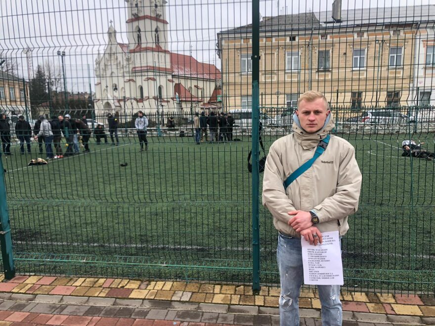 Román, a punto de iniciar su adiestramiento como voluntario del ejército ucraniano, en la ciudad de Stryi.