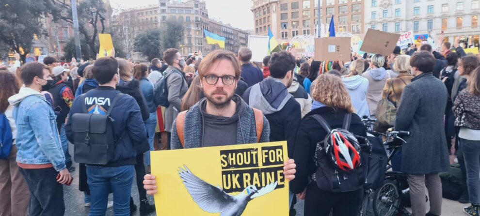 Arseni Maximov, ruso residente en Barcelona, durante una manifestación en contra de la invasión de Rusia.