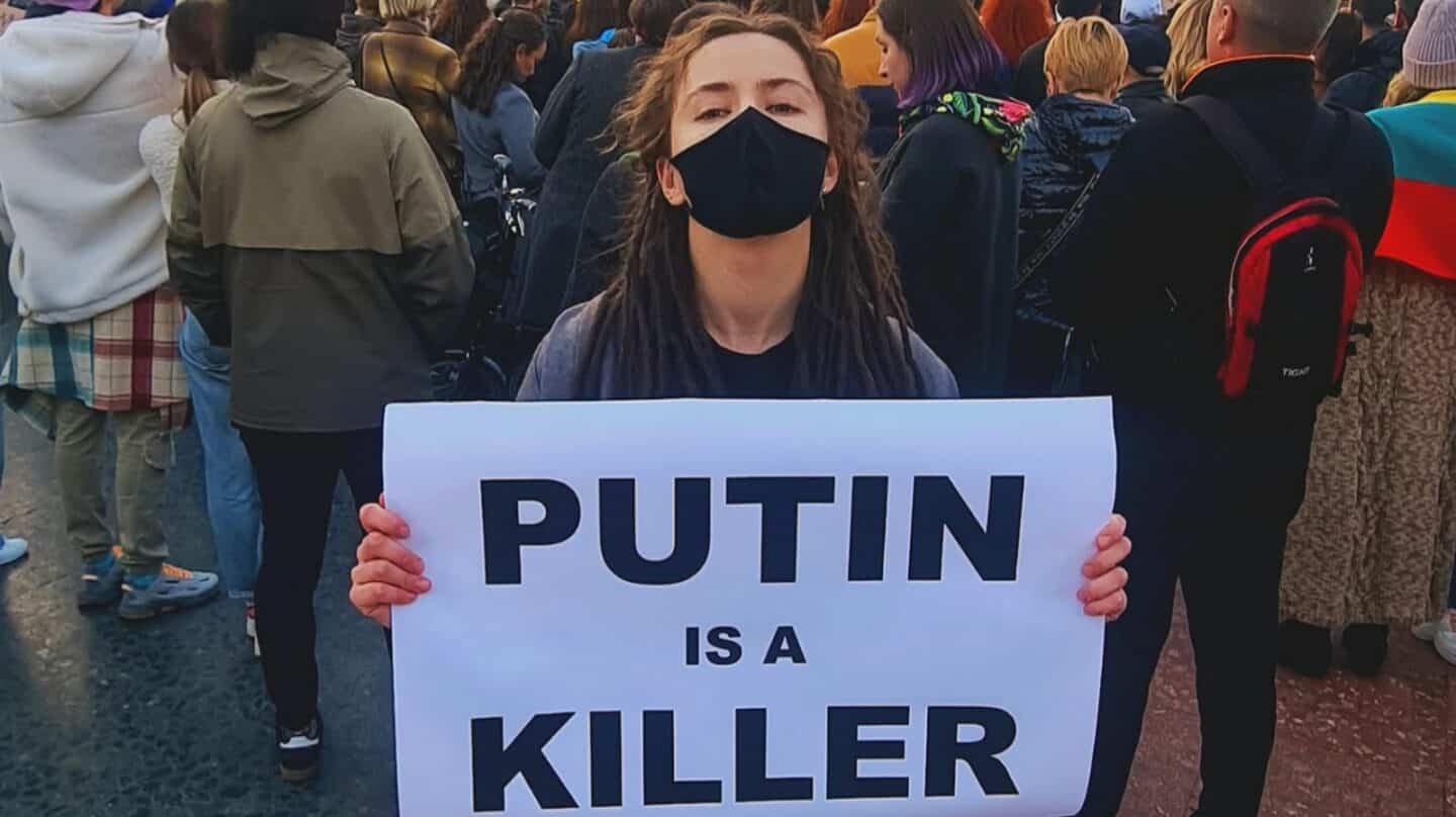 Alisa Sibirskaya, una joven rusa afincada en Barcelona, con una pancarta que reza "Putin es un asesino".