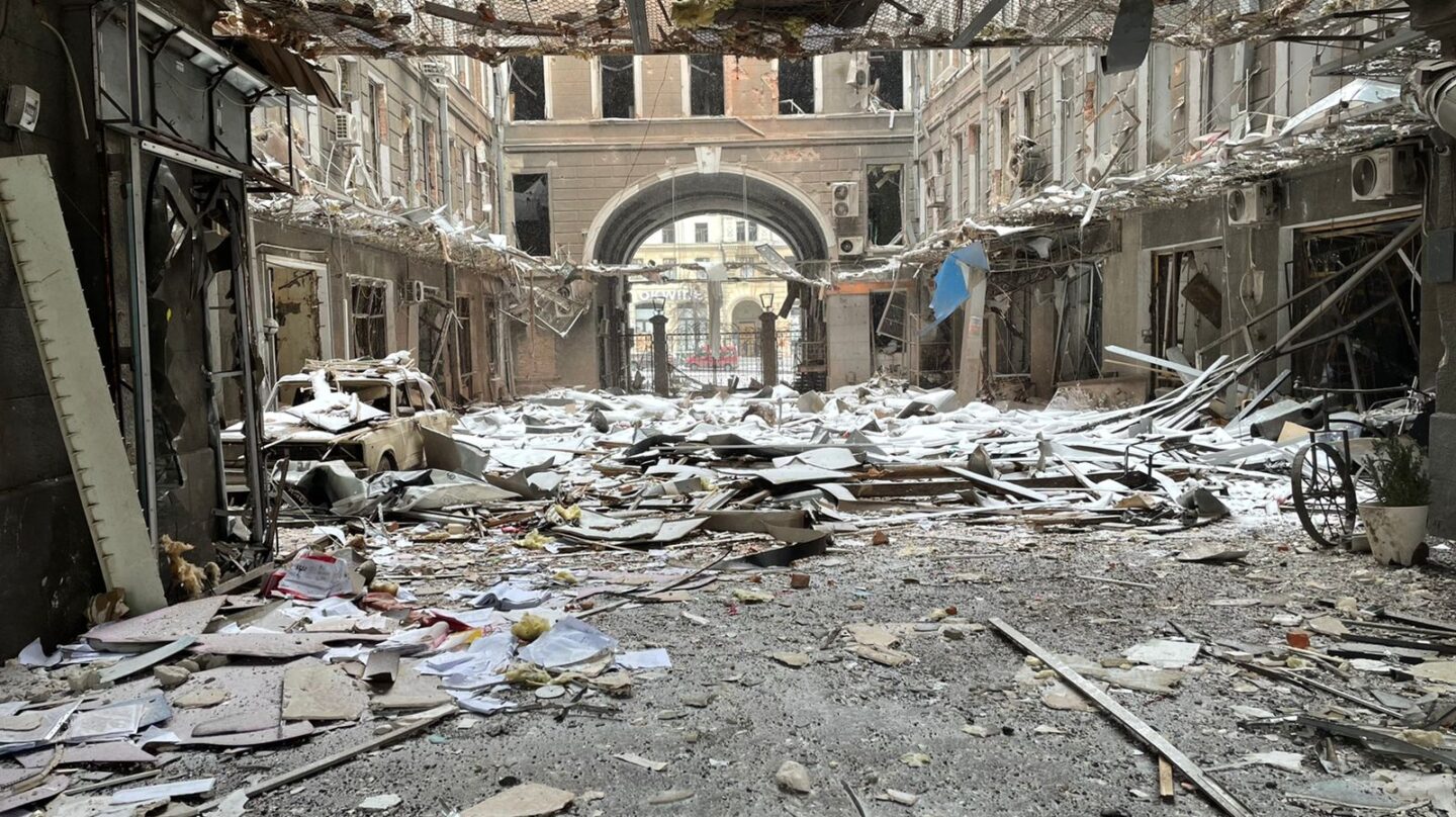 Un edificio de la ciudad ucraniana de Járkov, alcanzado esta semana por un bombardeo.