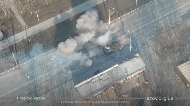 Un tanque ruso se pasea solo por Mariúpol y acaba destruido por un dron