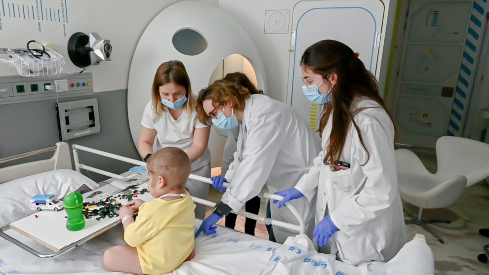 Katarina, la madre de Diomid, Cristina Beléndez, oncóloga pediátrica del Hospital Gregorio Marañón, y Nuria Mira, jefa de Enfermería del hospital Infantil Gregorio Marañón, junto al pequeño Diomid.