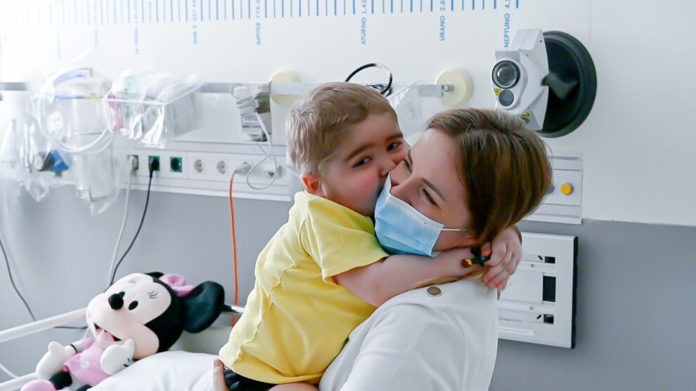 Diomid, niño ucraniano con cáncer en el Hospital Gregorio Marañón junto a su madre