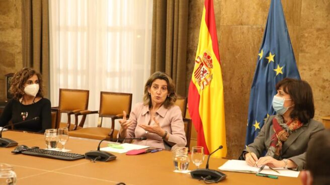 La vicepresidenta del Gobierno y ministra para la Transición Ecológica y el Reto Demográfico, y la ministra de Hacienda y Función Pública durante la reunión con las petroleras