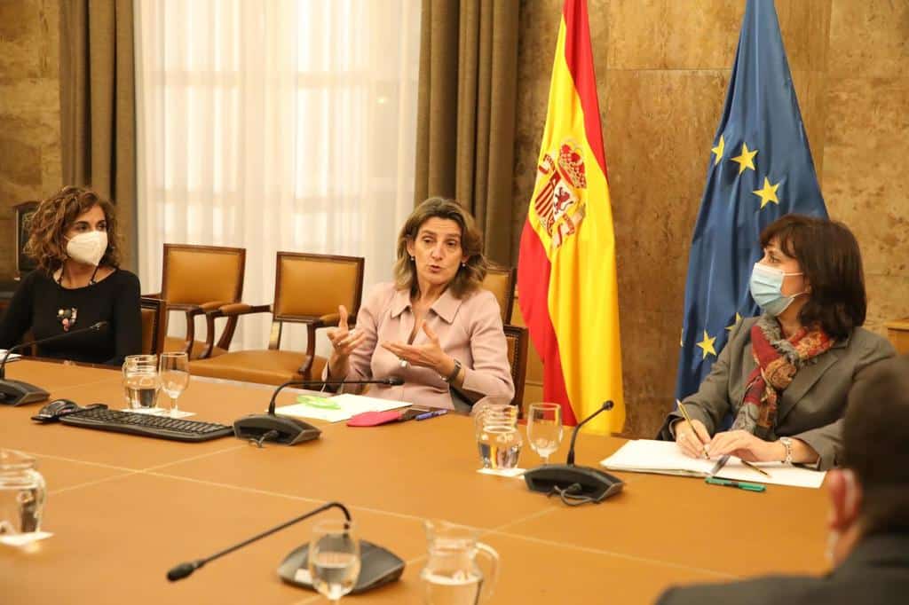 La vicepresidenta del Gobierno y ministra para la Transición Ecológica y el Reto Demográfico, y la ministra de Hacienda y Función Pública durante la reunión con las petroleras