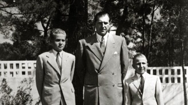 Juan Carlos de Borbón junto a su padre y su hermano el infante Alfonso.