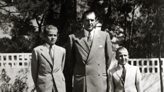 Alfonso XIII, el rey emérito Juan Carlos I y su hermano el difunto infante Alfonso. Juan Carlos de Borbón junto a su padre y su hermano el infante Alfonso.
