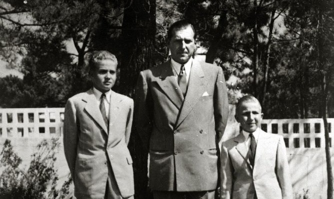 Juan Carlos de Borbón junto a su padre y su hermano el infante Alfonso.