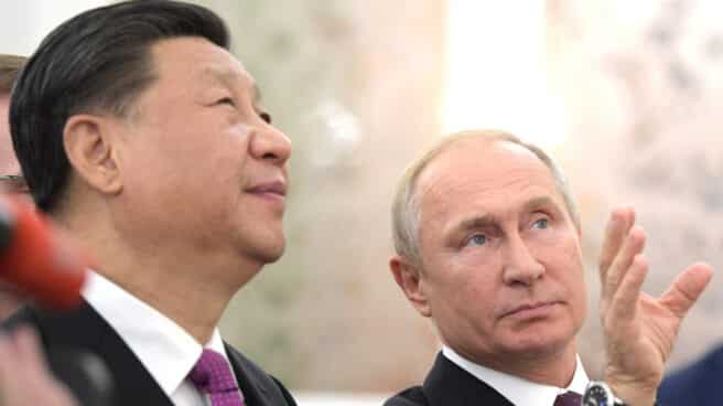 El líder chino, Xi Jinping, habla con el presidente ruso, Vladimir Putin