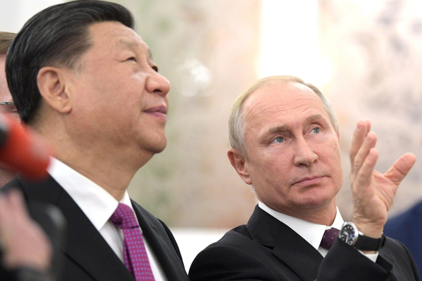 El líder chino, Xi Jinping, habla con el presidente ruso, Vladimir Putin