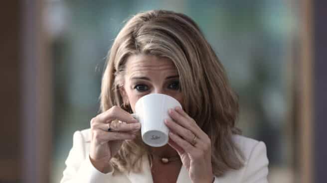 Los inspectores de Trabajo irán a la huelga La vicepresidenta segunda y ministra de Trabajo y Economía Social, Yolanda Díaz, bebe de una taza de café en un acto.