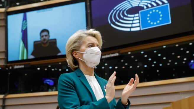 La presidenta de la Comisión Europea, Ursula von der Leyen, aplaude al presidente de Ucrania, Volodymyr Zelensky, tras su videoconferencia ante los eurodiputados