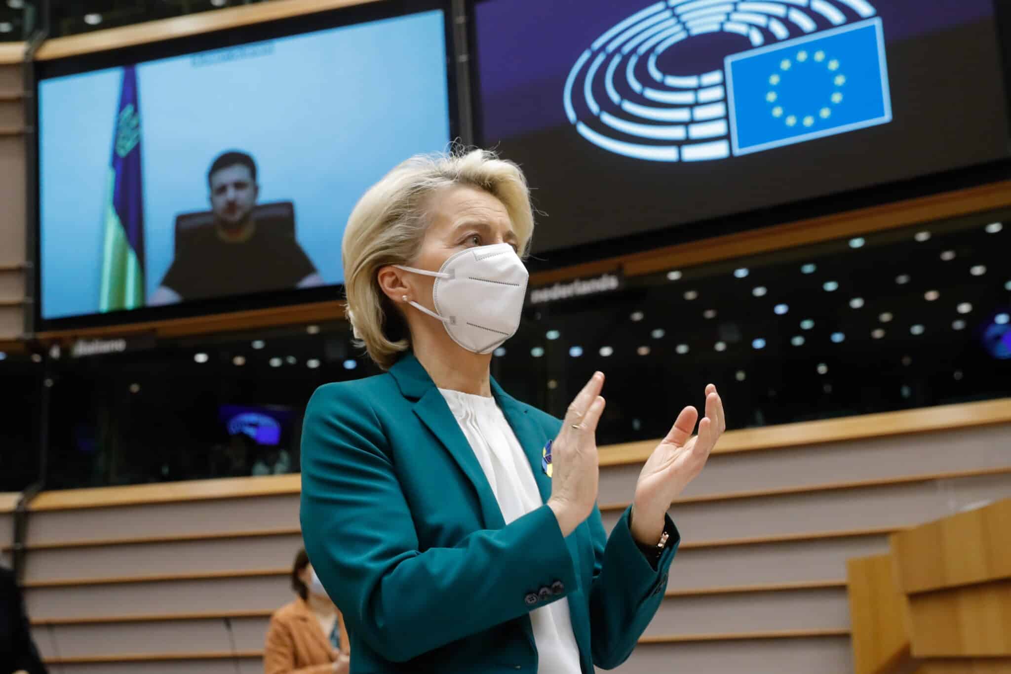 La presidenta de la Comisión Europea, Ursula von der Leyen, aplaude al presidente de Ucrania, Volodymyr Zelensky, tras su videoconferencia ante los eurodiputados