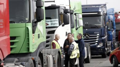 El paro del transporte provoca ya problemas de suministros e inquieta al Gobierno