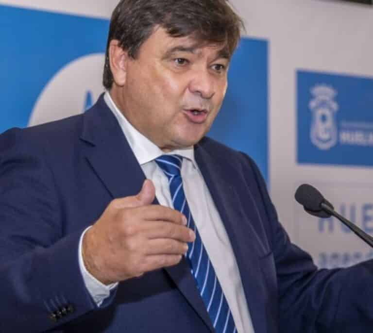 El alcalde de Huelva herido tras volcar el vehículo en el que viajaba