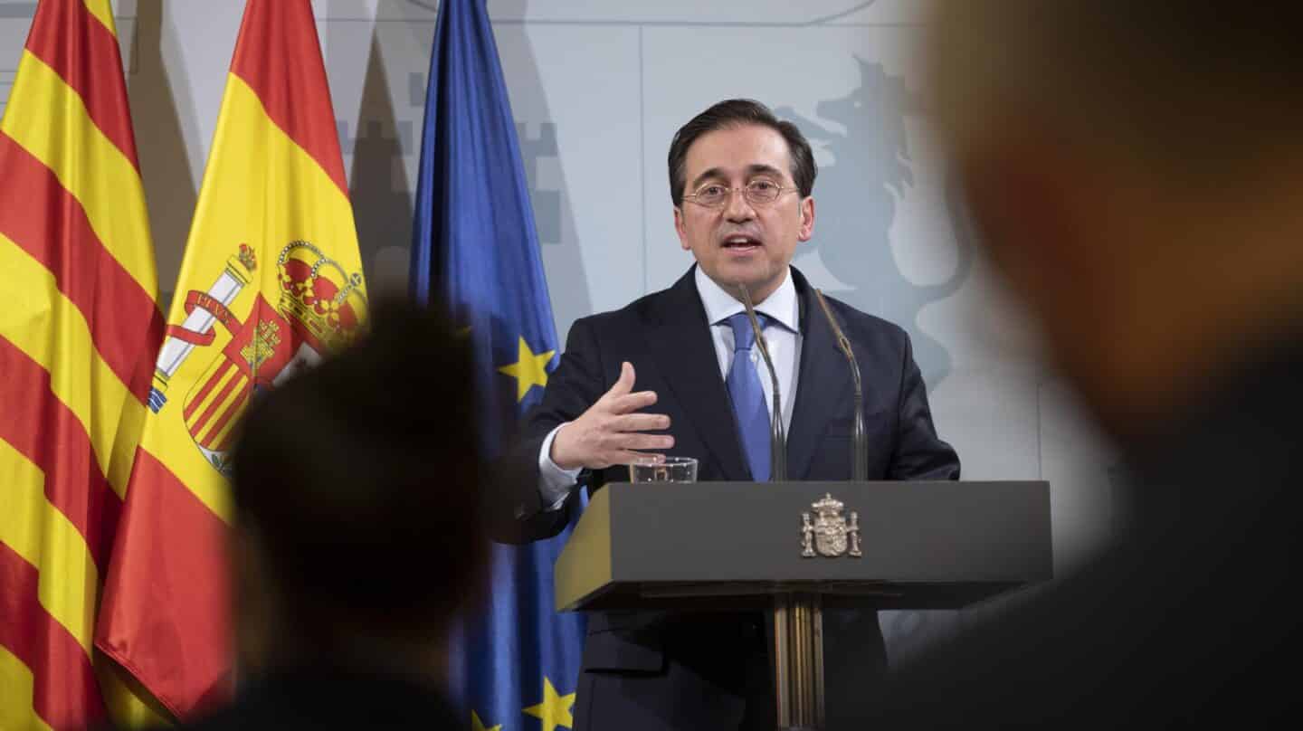 El ministro de Asuntos exteriores, Unión Europea y Cooperación, José Manuel Albares, durante la rueda de prensa de este viernes en Barcelona, donde ha afirmado que España considera que la iniciativa de autonomía marroquí para el Sahara presentada en 2007 es "la base más seria, realista y creíble" para la "resolución del conflicto".