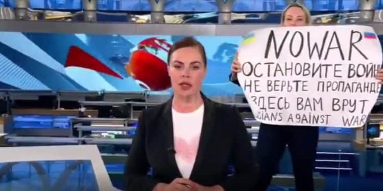Una mujer irrumpe en el informativo de la televisión rusa: "Aquí te están mintiendo"