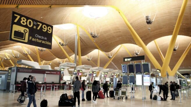 Una fila de pasajeros espera en la Terminal 4 del Aeropuerto Adolfo Suárez Madrid-Barajas.