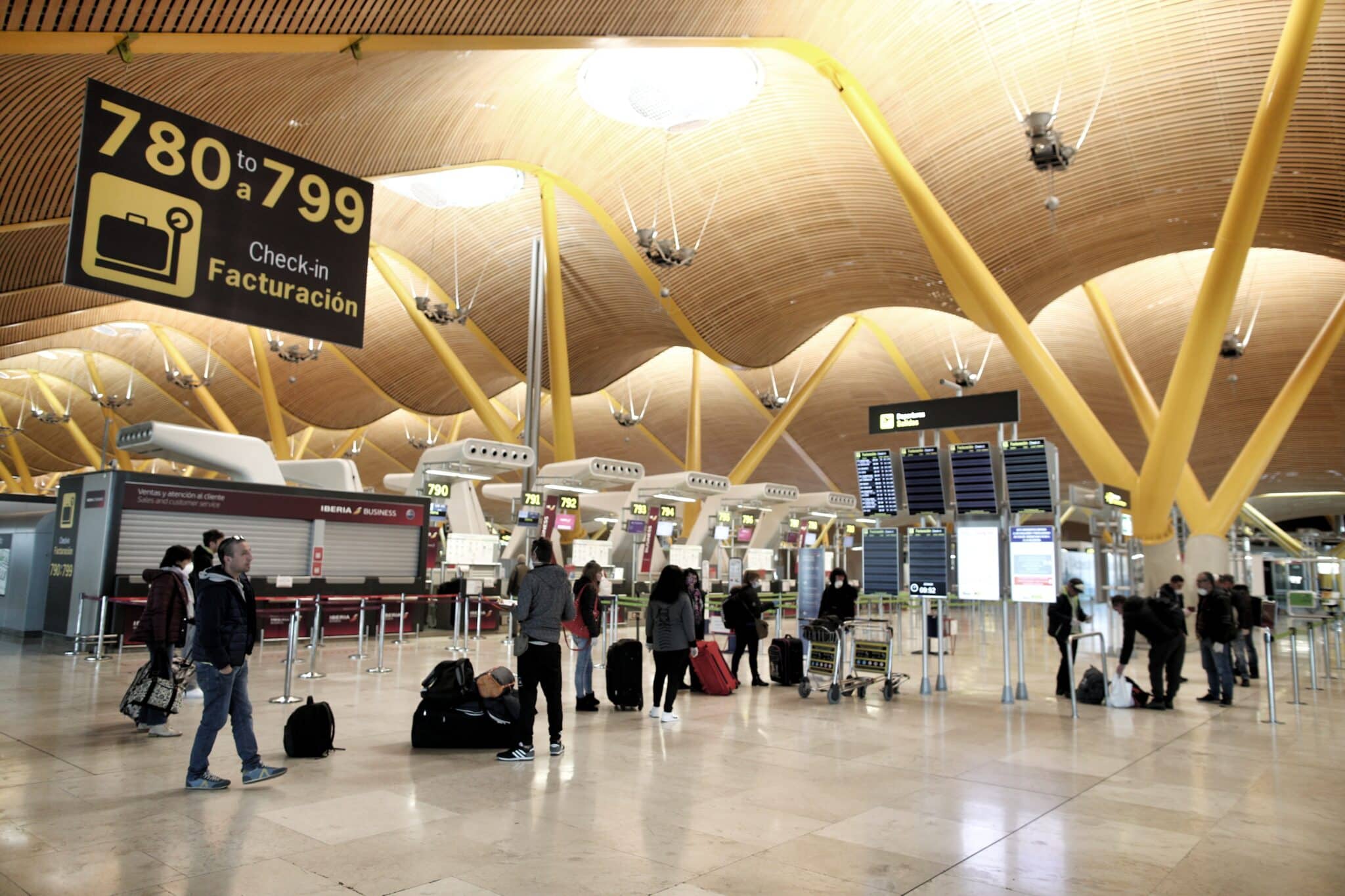 Una fila de pasajeros espera en la Terminal 4 del Aeropuerto Adolfo Suárez Madrid-Barajas.