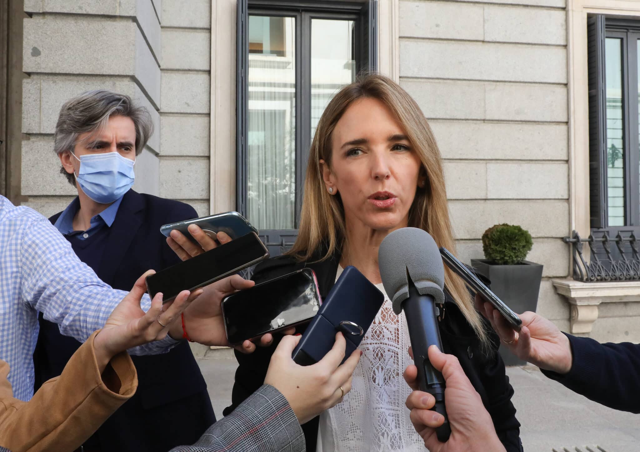 Cayetana Álvarez de Toledo, diputada del PP, con periodistas