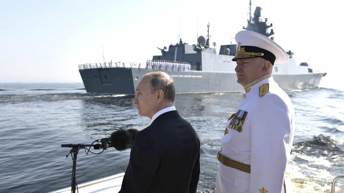 Vladimir Putin, durante un desfile naval en 2019