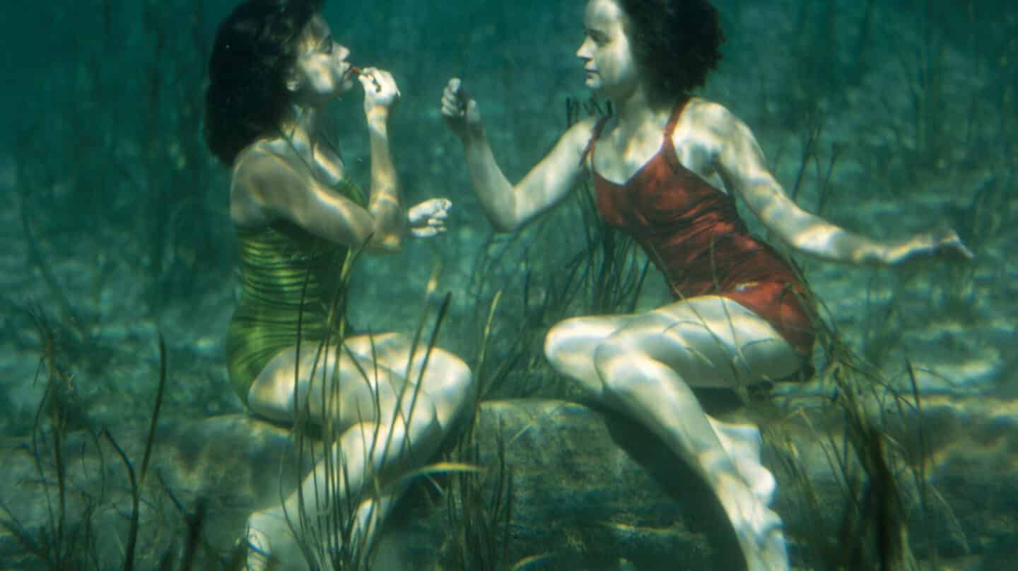 Dos artistas se pintan los labios bajo el agua en Wakulla Springs. Cerca de Tallahassee, Florida, EE.UU