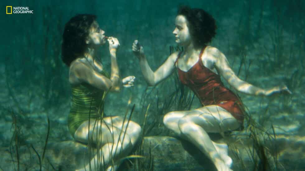 Dos artistas se pintan los labios bajo el agua en Wakulla Springs. Cerca de Tallahassee, Florida, EE.UU