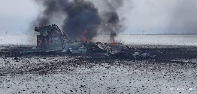 Un avión ruso SU-25, derribado en el norte de Ucrania.