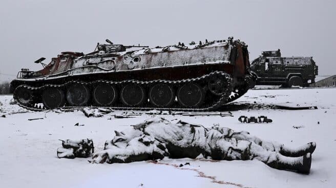 Un soldado yace muerto junto a un tanque ruso quemado. Un soldado yace muerto junto a un tanque ruso quemado.
