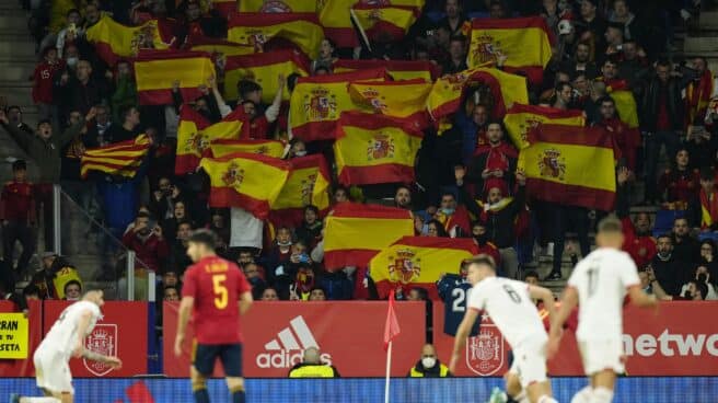 Banderas de España en el estadio de Cornellá.