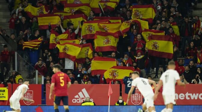 La selección se da un baño de masas en su regreso a Cataluña entre gritos de "viva España"