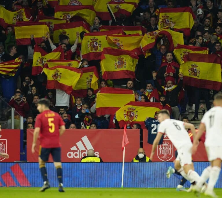 La selección se da un baño de masas en su regreso a Cataluña entre gritos de "viva España"