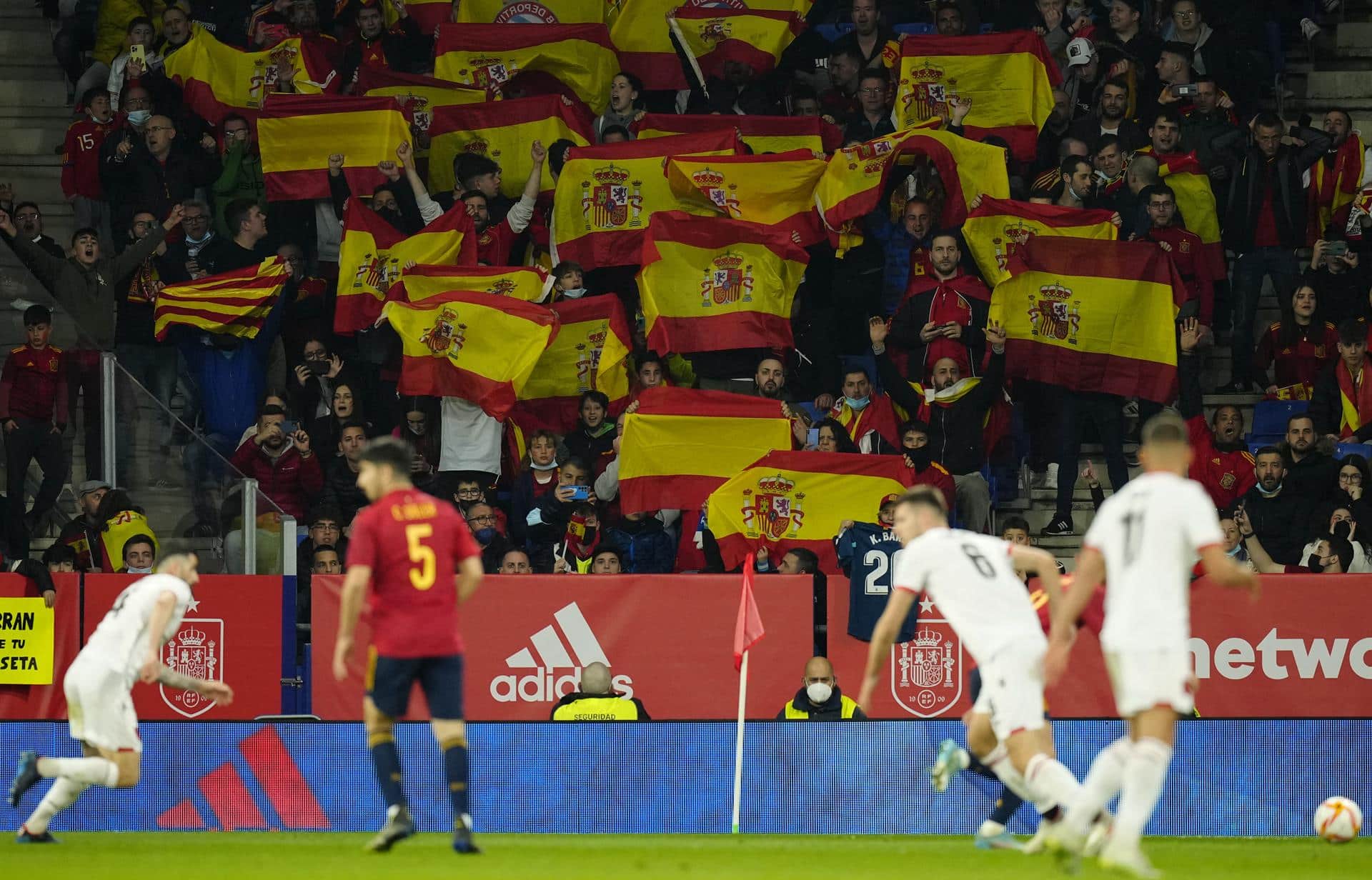 Banderas de España en el estadio de Cornellá.