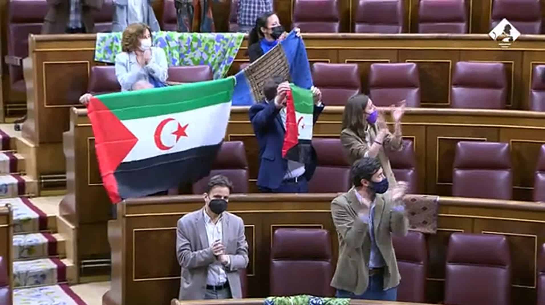 Diputados de Unidas Podemos muestran banderas del Sáhara en el Congreso de los Diputados.