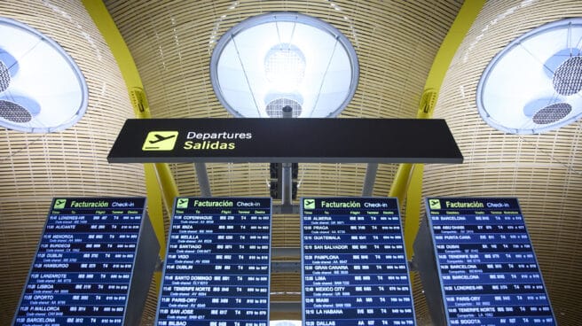 Varios paneles de salidas en el aeropuerto Adolfo Suárez, Madrid-Barajas. Varios paneles de salidas en el aeropuerto Adolfo Suárez, Madrid-Barajas.