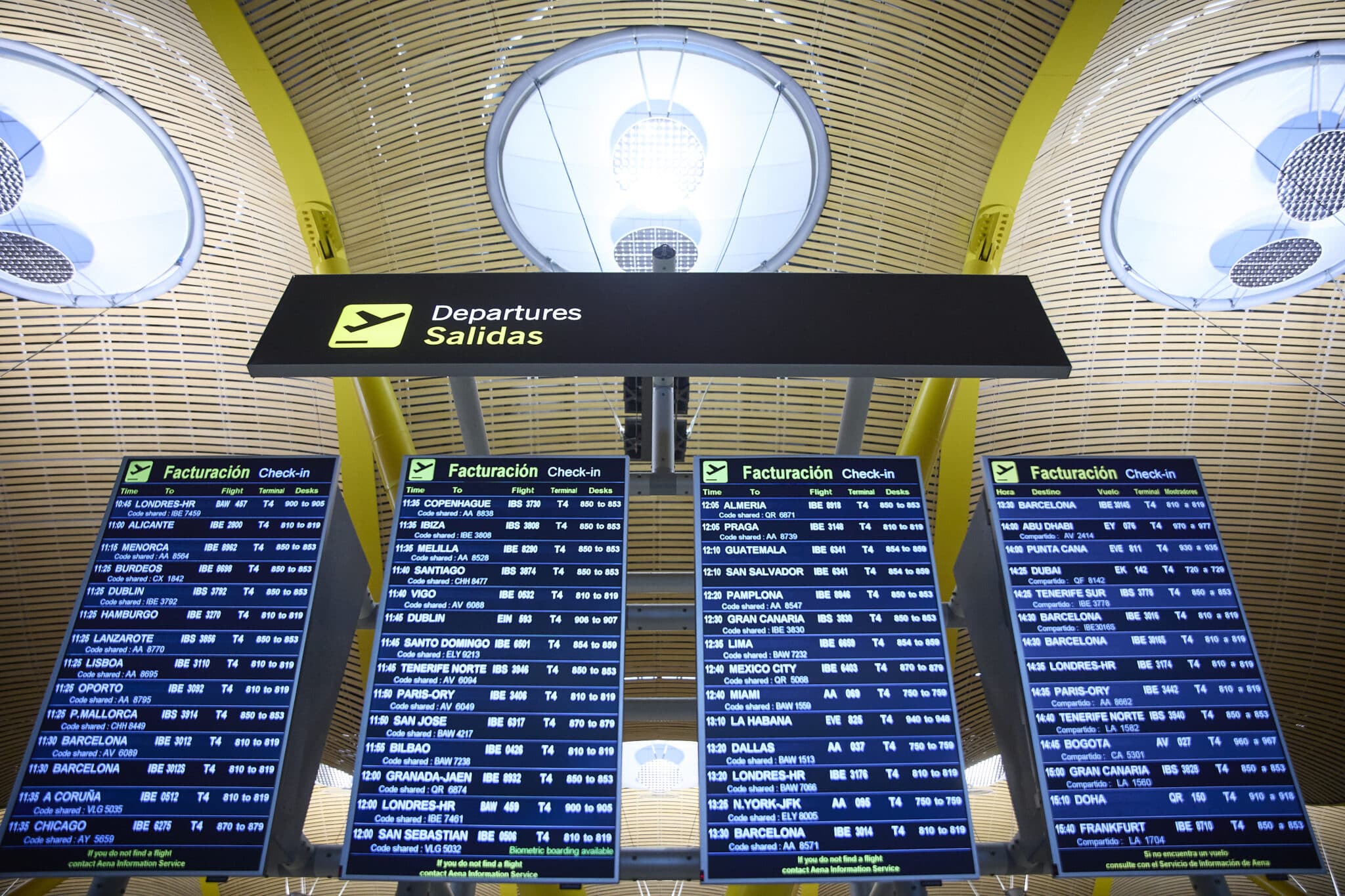 Varios paneles de salidas en el aeropuerto Adolfo Suárez, Madrid-Barajas.