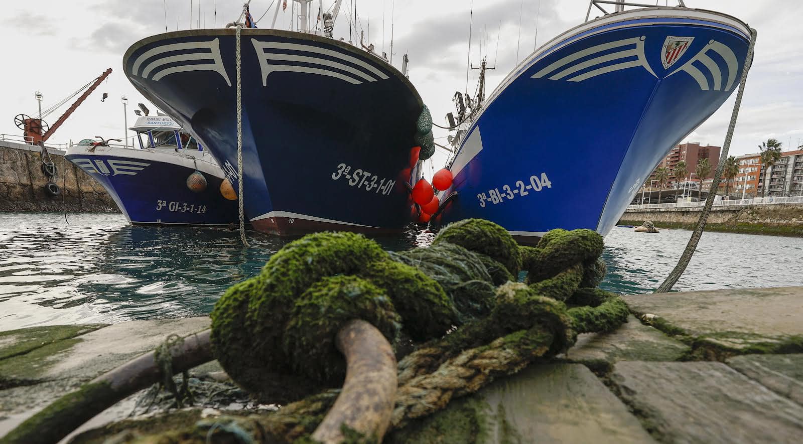 Tres barcos pesqueros permanecen amarrados en el puerto de Santurce (Vizcaya).