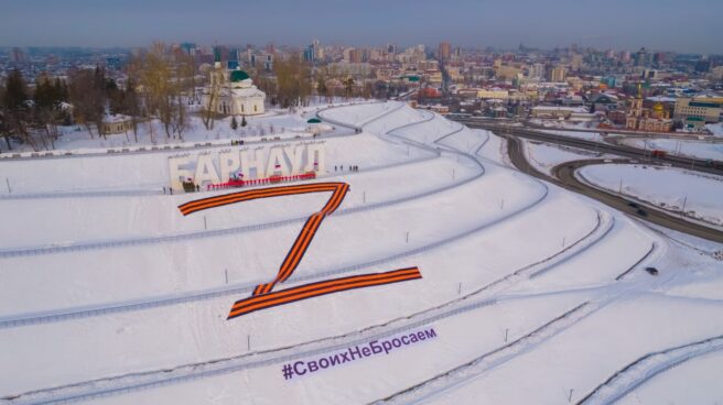 Z rusa en la nieve Una Z gigante junto al lema 'No dejamos lo nuestro' en un parque en la localidad rusa de Barnaúl, en Altai, cerca de la frontera con Mongolia.