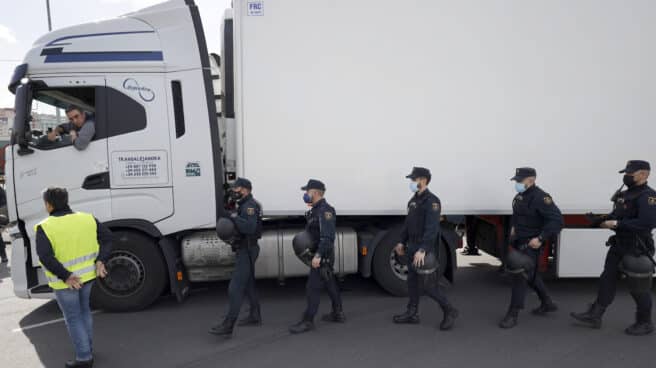 La Policía Nacional escoltando un camión durante la huelga de transportes.