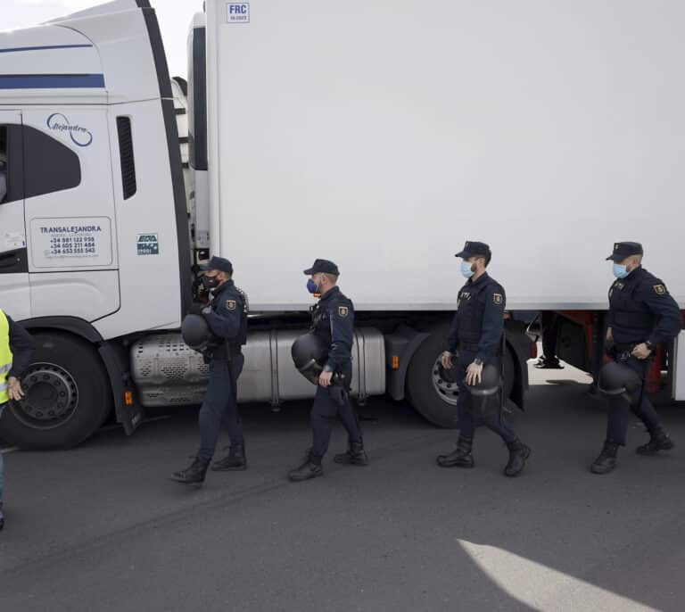 La Guardia Civil escolta con un helicóptero a 30 camiones que buscan pienso
