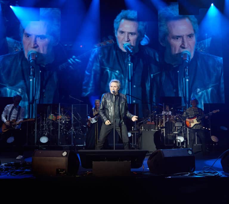 Miguel Ríos convierte el Wizink en una apoteosis de rock: "No veas lo que pesan los cuarenta tacos"