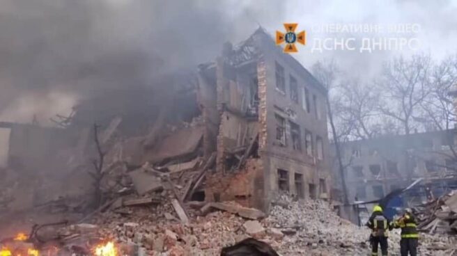 Edificio destrozado tras el bombardeo en Dnipro (Ucrania)